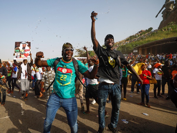 Ảnh bài viết CĐV Senegal 'đi bão' mừng đội nhà vào vòng 1/8 World Cup