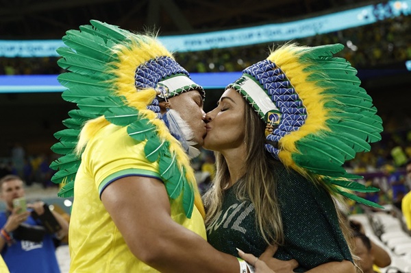 Ảnh bài viết Những màn 'khóa môi' ngọt ngào trên khán đài World Cup 2022