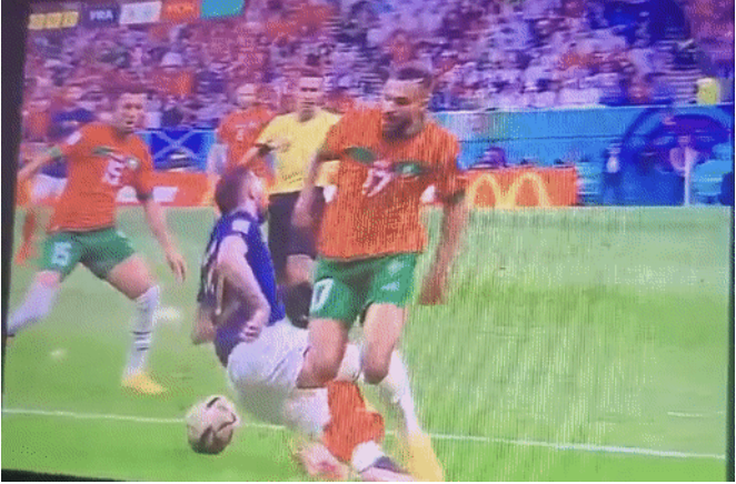 Ảnh bài viết Quyết định khó hiểu của trọng tài trận Pháp gặp Morocco