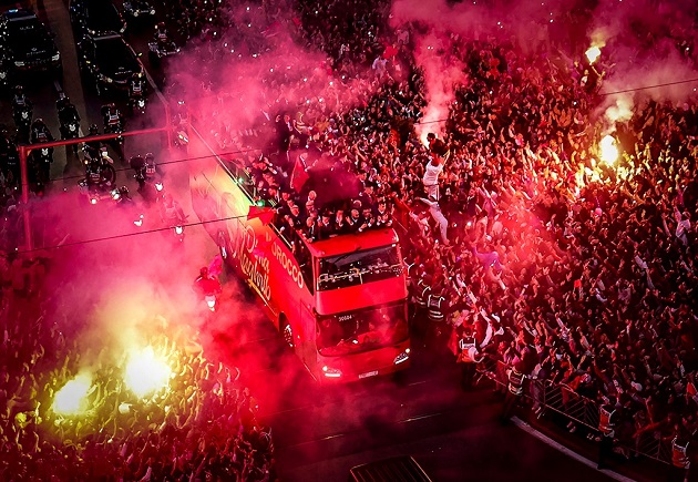 Ảnh bài viết NHM Maroc đốt pháo sáng rực trời, đón tuyển thủ trở về nước