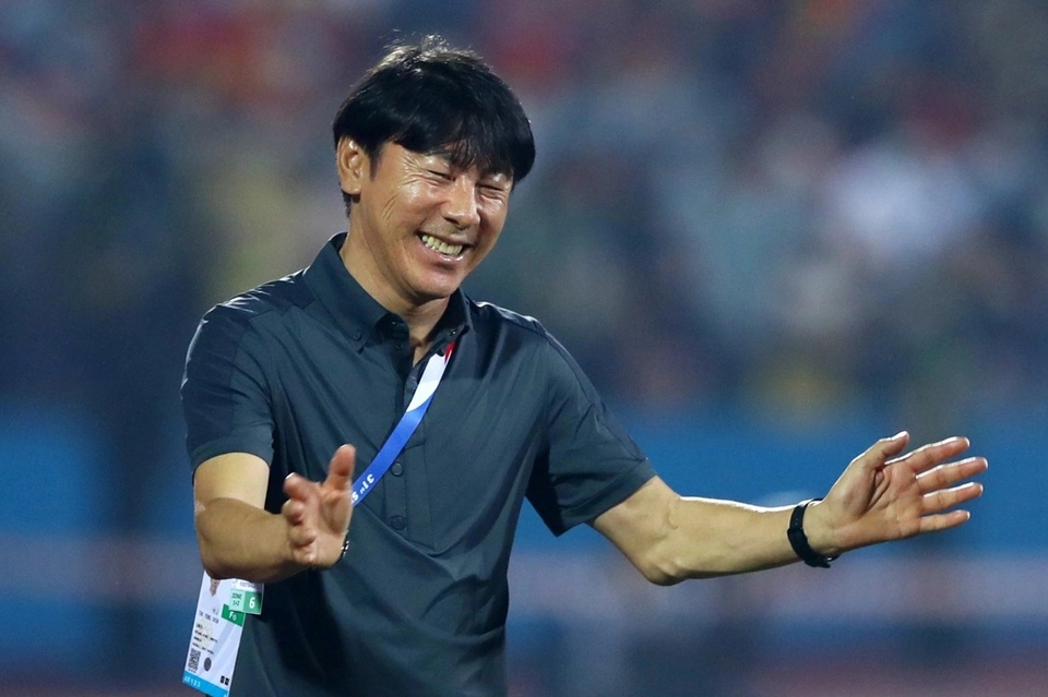 Ảnh bài viết HLV Shin làm gián đoạn buổi họp báo của tuyển Campuchia