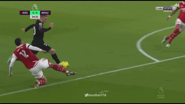 Ảnh bài viết Trọng tài gây tranh cãi trong màn ngược dòng của Arsenal