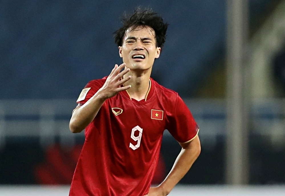 Ảnh bài viết Vì sao Văn Toàn lãnh thẻ đỏ trước Malaysia?