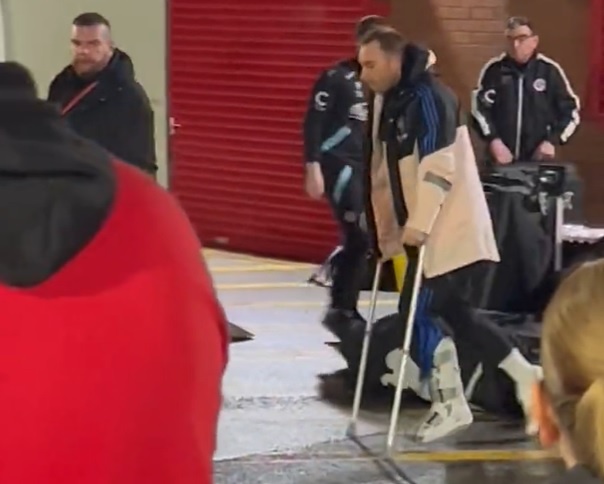 Ảnh bài viết Cú vào bóng khiến Eriksen phải chống nạng