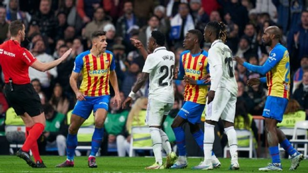 Ảnh bài viết Chứng kiến khoảnh khắc đá người, Courtois hành động thay Vinicius