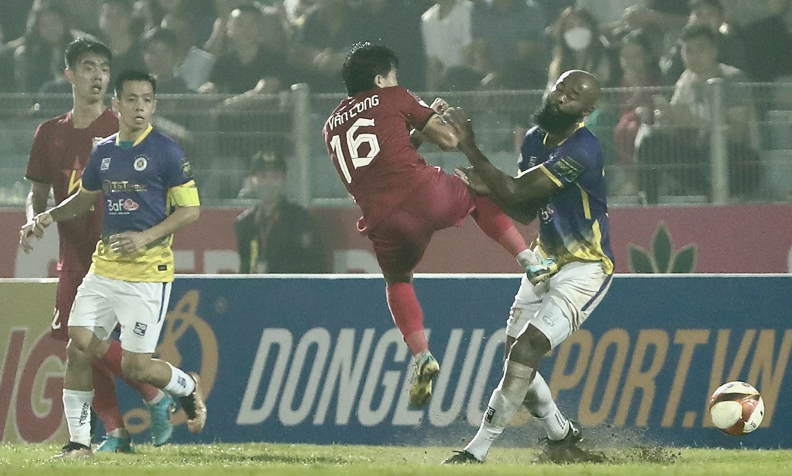 Ảnh bài viết HLV Hà Nội 'nổi đóa' với trọng tài ở trận thắng ngược Hà Tĩnh