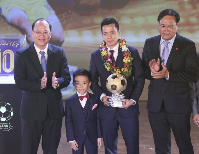 Ảnh bài viết Văn Quyết, Huỳnh Như và Hồ Văn Ý đoạt Quả bóng vàng Việt Nam 2022