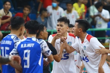 Ảnh bài viết Trọng tài bị vây khi bẻ còi ở 'Siêu kinh điển' futsal Việt Nam