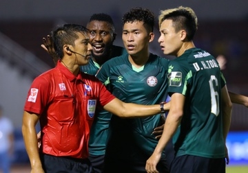 Ảnh bài viết Cầu thủ CLB TP.HCM vây trọng tài ở trận thua Hà Nội