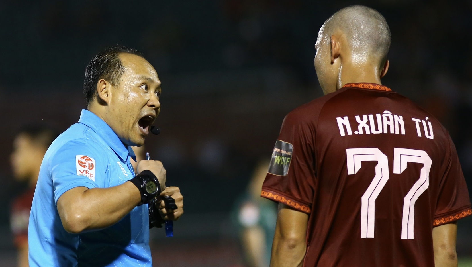 Ảnh bài viết Trọng tài bẻ còi để thổi phạt đền cho CLB TP.HCM
