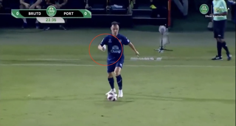 Ảnh bài viết Hậu vệ Malaysia đá bóng với chai nước trên tay