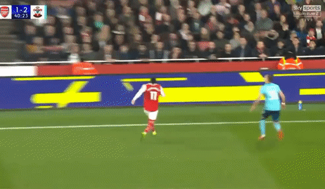 Ảnh bài viết Hậu vệ Premier League bị buộc rời sân sau cú ngã lộn cổ