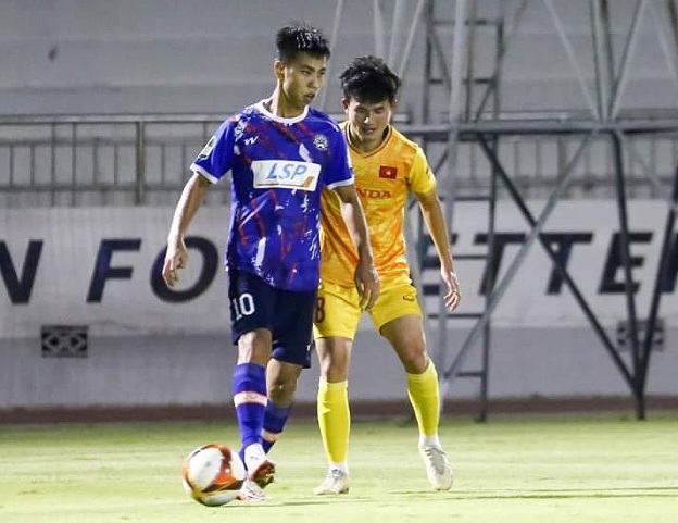 Ảnh bài viết U22 Việt Nam thua CLB Hạng Nhất;  Văn Toàn thân mật với Hùng Dũng