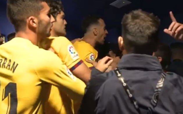 Ảnh bài viết Dàn sao Barca đụng độ CĐV điên loạn trong đường hầm