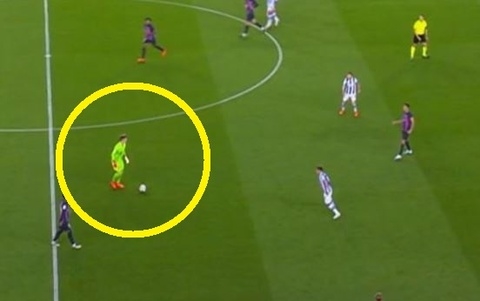 Ảnh bài viết Thủ môn Barca lên quá vạch giữa sân