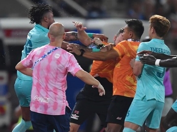 Ảnh bài viết Đồng đội của Bunmathan đấm trợ lý CLB đối thủ