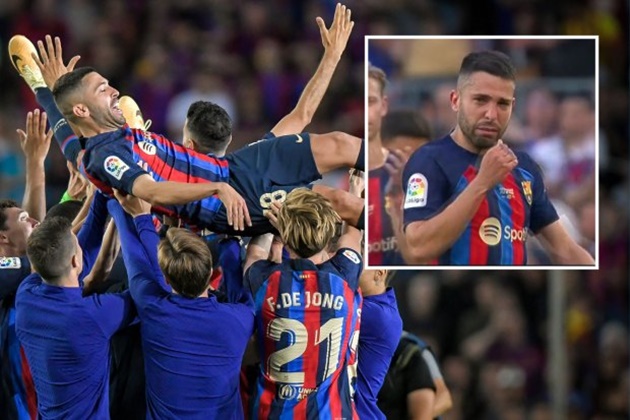 Ảnh bài viết Alba bật khóc và được các ngôi sao Barcelona an ủi
