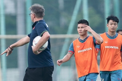 Ảnh bài viết Quang Hải: Cường độ tập ở tuyển Việt Nam cao hơn ở Pau 