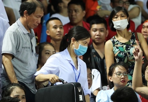 Ảnh bài viết Bê tông rơi trúng CĐV ở trận đấu của tuyển Việt Nam