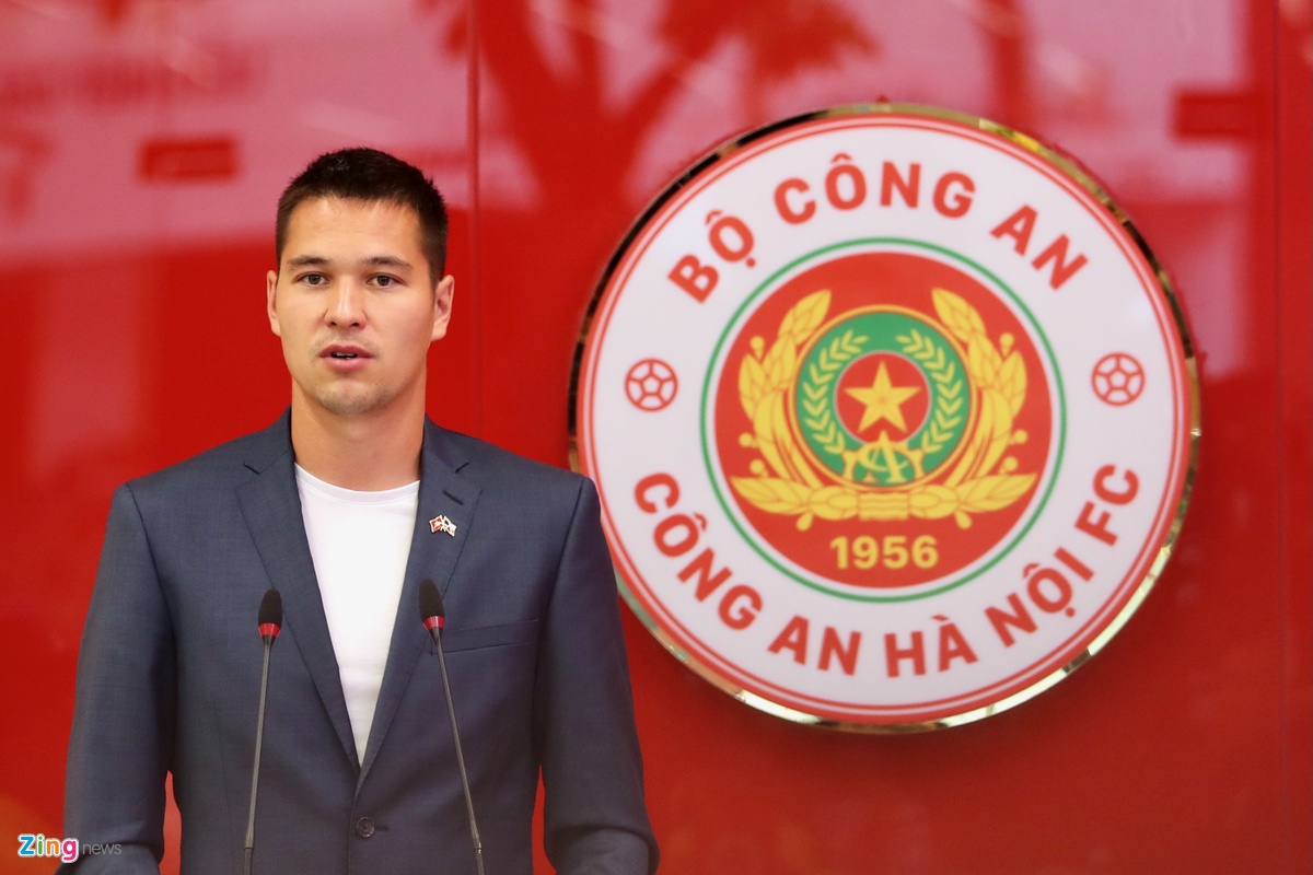 Ảnh bài viết Filip Nguyễn vội ra sân bay sau khi ký hợp đồng với CLB CAHN