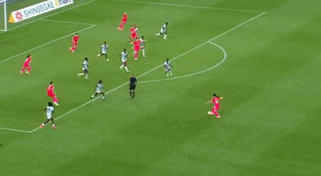 Ảnh bài viết Cầu thủ Hàn Quốc ngượng ngùng, che mặt sau khi lập siêu phẩm