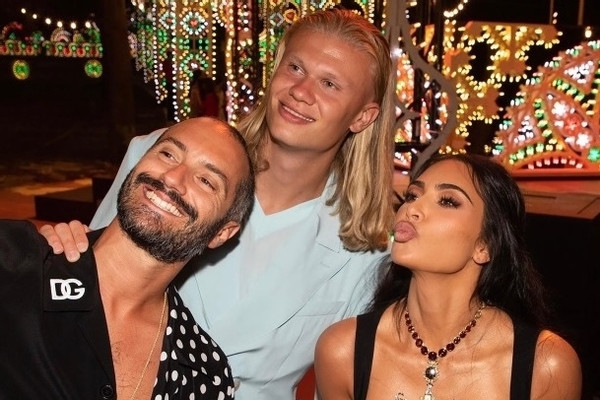 Ảnh bài viết Haaland chụp hình bên người đẹp bốc lửa, fan lo dính 'lời nguyền'