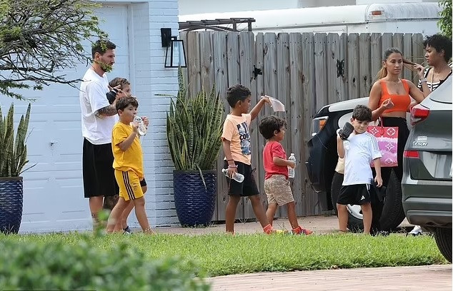 Ảnh bài viết Messi đưa vợ con đi chơi, thư thả ‘thưởng’ trà trên đất Mỹ
