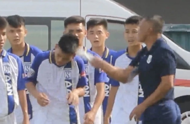 Ảnh bài viết Cái 'cốc đầu' qua chai nước rỗng