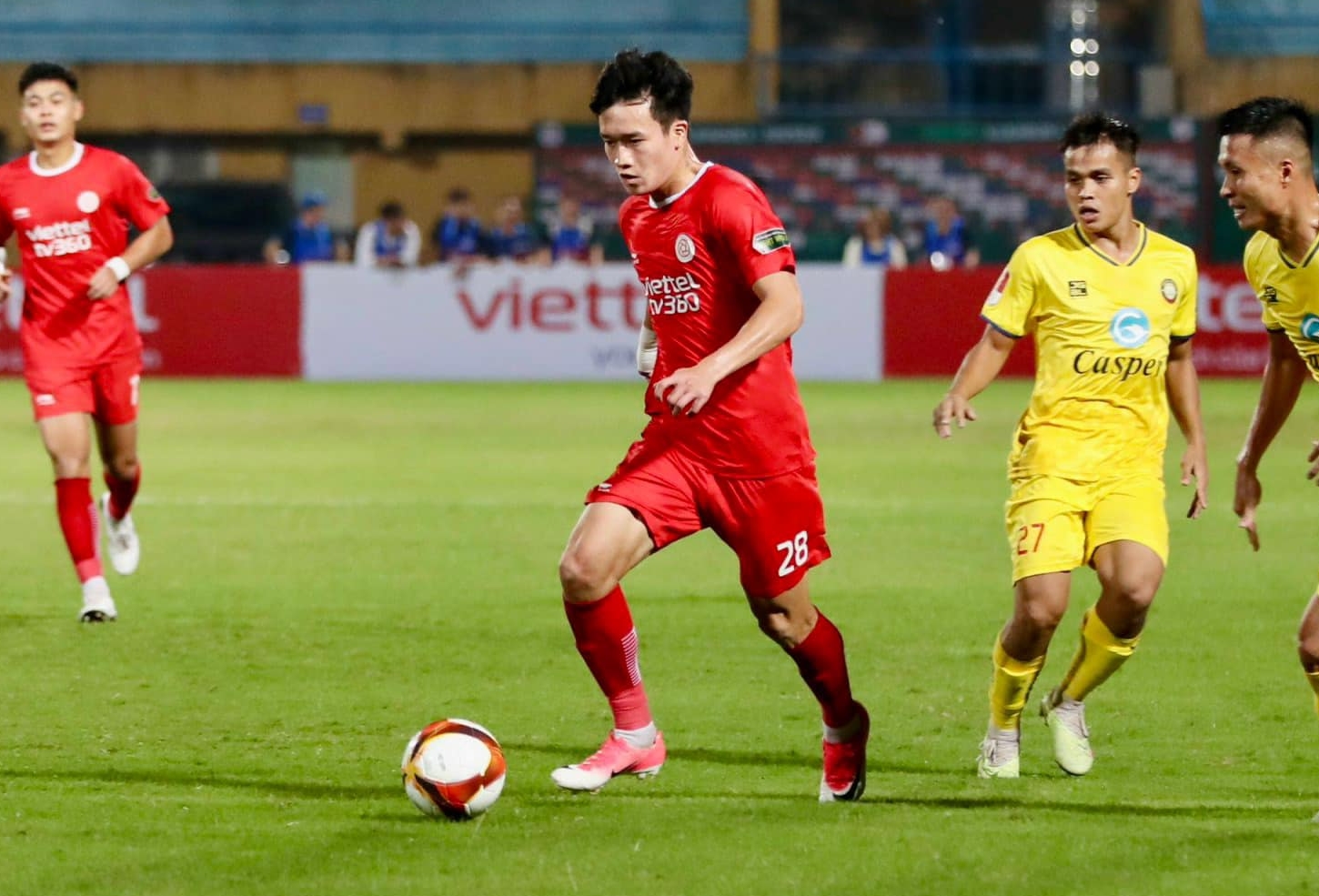 Ảnh bài viết Hoàng Đức báo tin vui, HLV Philippe Troussier thở phào