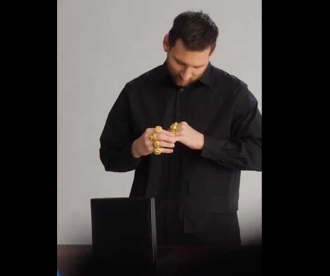 Ảnh bài viết Messi "đập hộp" món quà vô giá từ Adidas