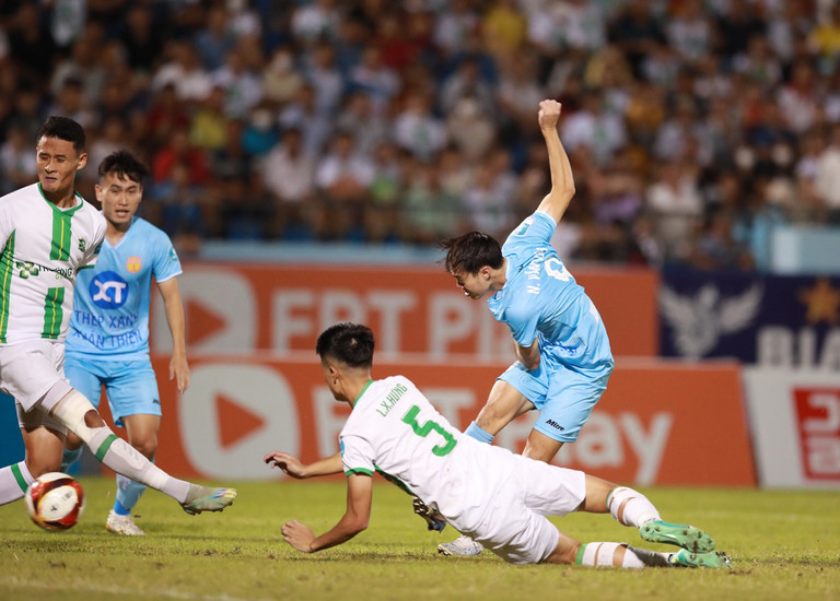 Ảnh bài viết Văn Toàn ghi bàn, HLV Nam Định nói thẳng 1 lời về trò cưng thầy Park