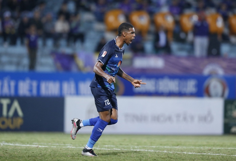 Ảnh bài viết Xuân Mạnh mắc lỗi, Hà Nội FC phơi áo ngay trên sân nhà