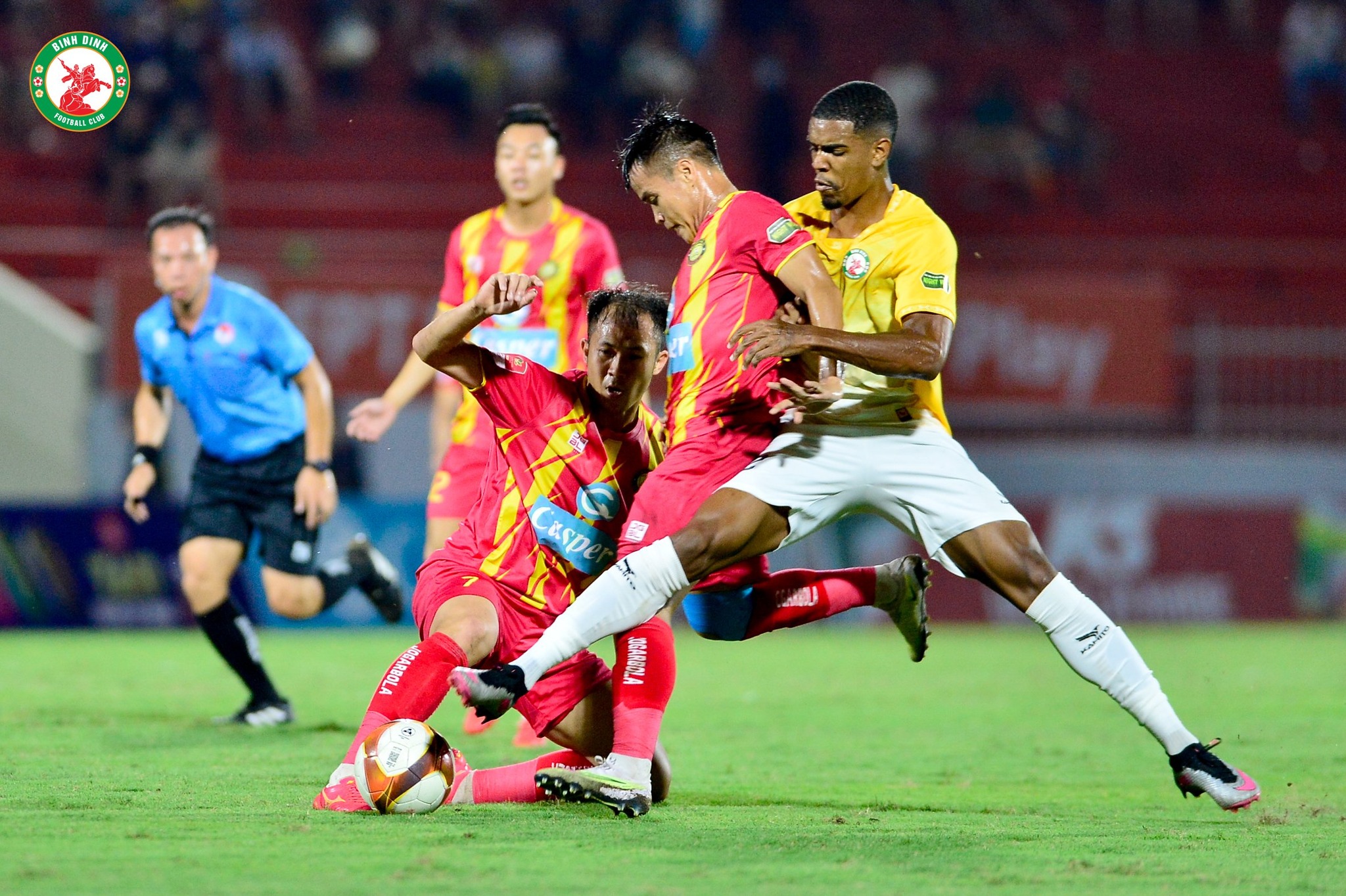 Ảnh bài viết Cựu vua phá lưới V-League ra đòn, cầu thủ Bình Định xịt máu