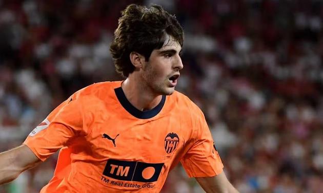 Ảnh bài viết Xem giò tiền vệ Valencia, Man United ra quyết định