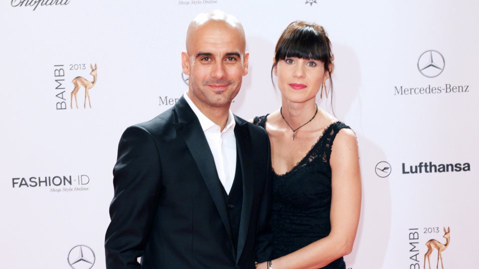 Ảnh bài viết Guardiola: “Vợ tôi luôn chọn trang phục cho tôi trước mỗi trận”