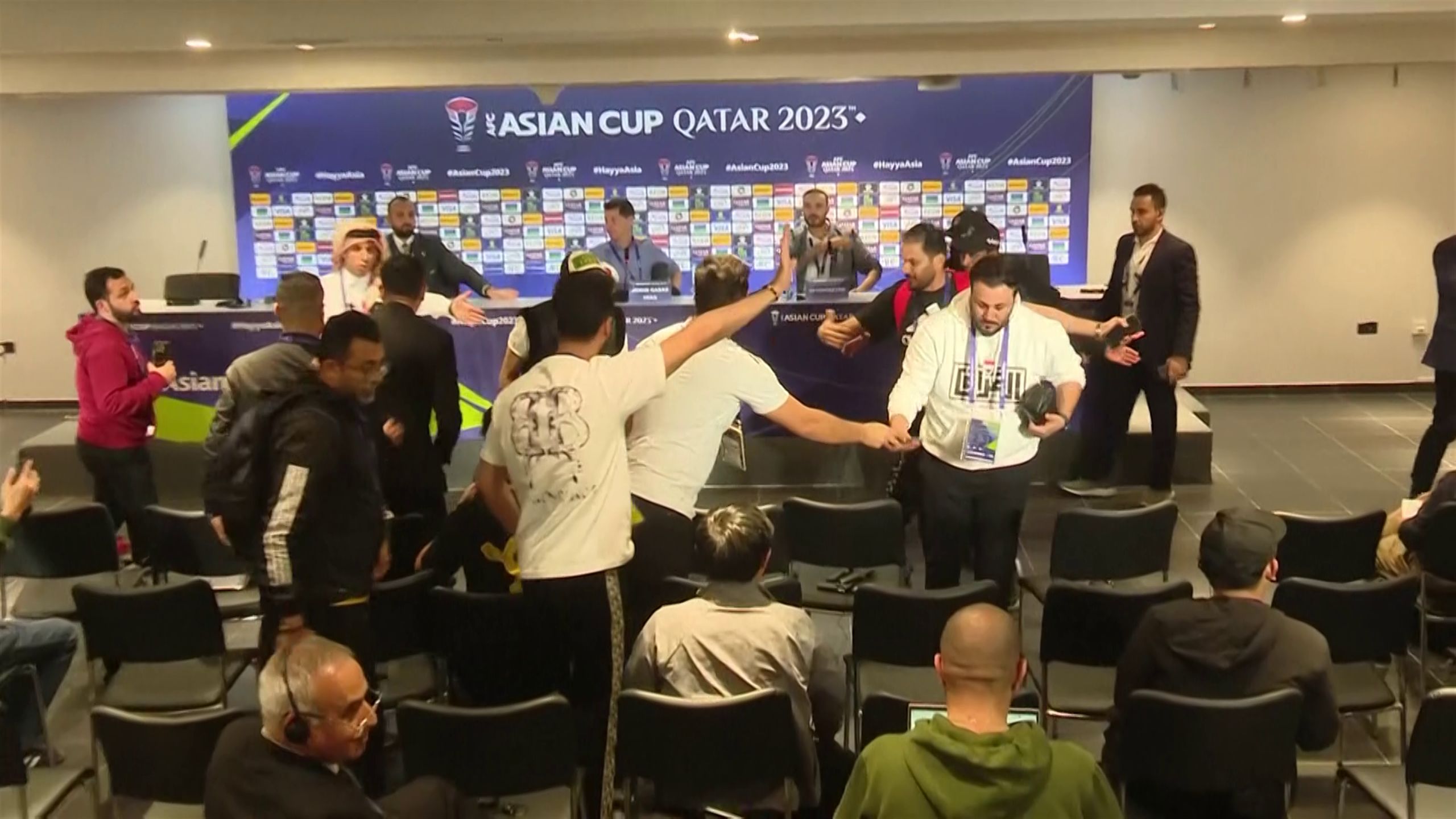 Ảnh bài viết Thua ngược ở Asian Cup, người Iraq đòi ăn thua đủ với HLV