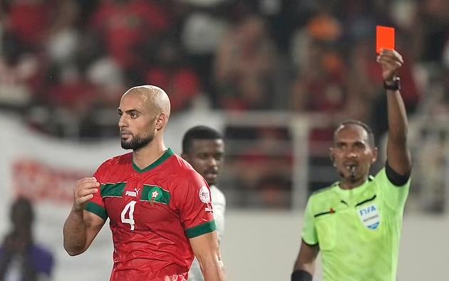 Ảnh bài viết Sofyan Amrabat 2 lần nhận thẻ đỏ trong thất bại của Maroc