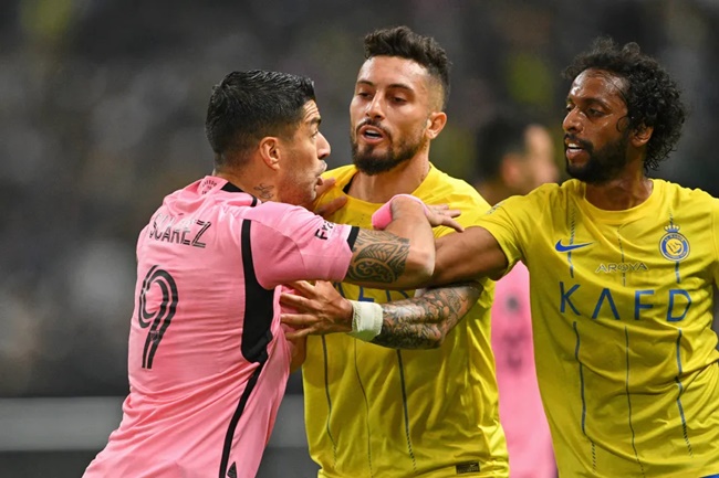 Ảnh bài viết Suarez nóng máu; Busquets đẩy mặt đối thủ