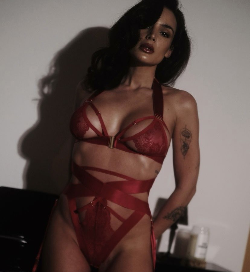 Ảnh bài viết Con gái Leboeuf khoe thân táo bạo