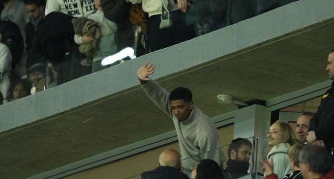 Ảnh bài viết Hành động gây chú ý của Bellingham khi chịu án treo giò