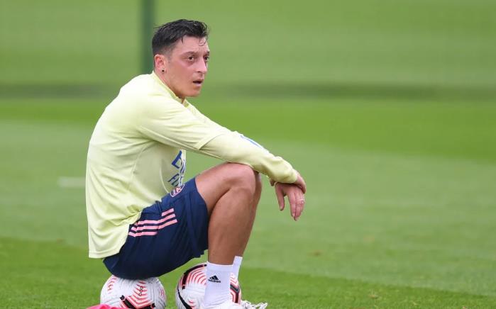 Ảnh bài viết Shaka Hislop loại De Bruyne, Silva để chọn cựu ngôi sao Arsenal