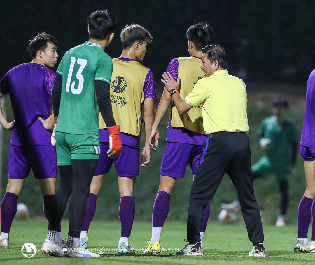 Ảnh bài viết "Giờ khó có ai như bầu Đức, đôn cả lứa 19 tuổi lên đá V-League"