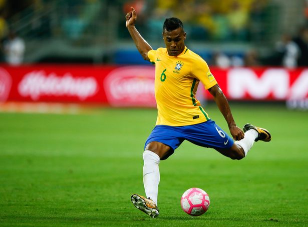 Alex Sandro trong màu áo đội tuyển Brazil.