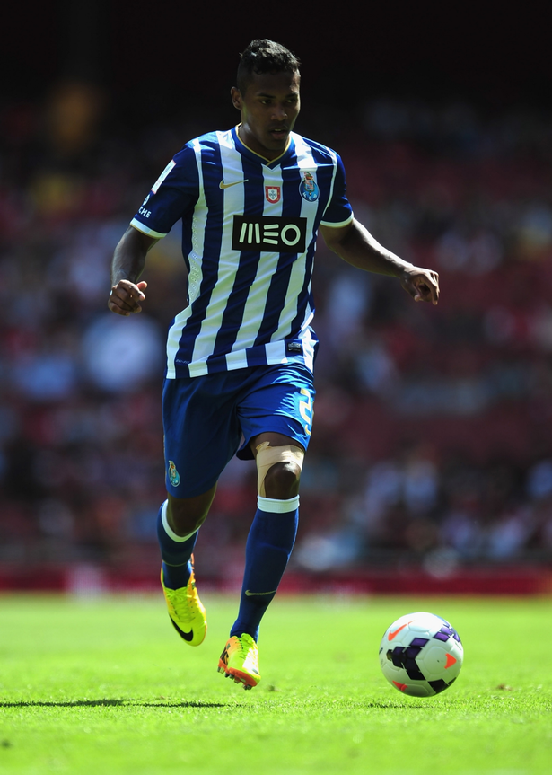 Alex Sandro đã có 4 năm thi đấu cho Porto trước khi chuyển sang Juventus ( 2011-2015).