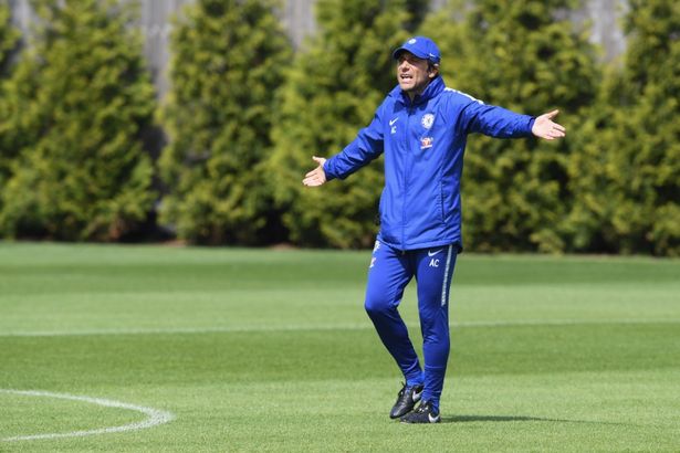 Antonio Conte trên sân tập của Chelsea.
