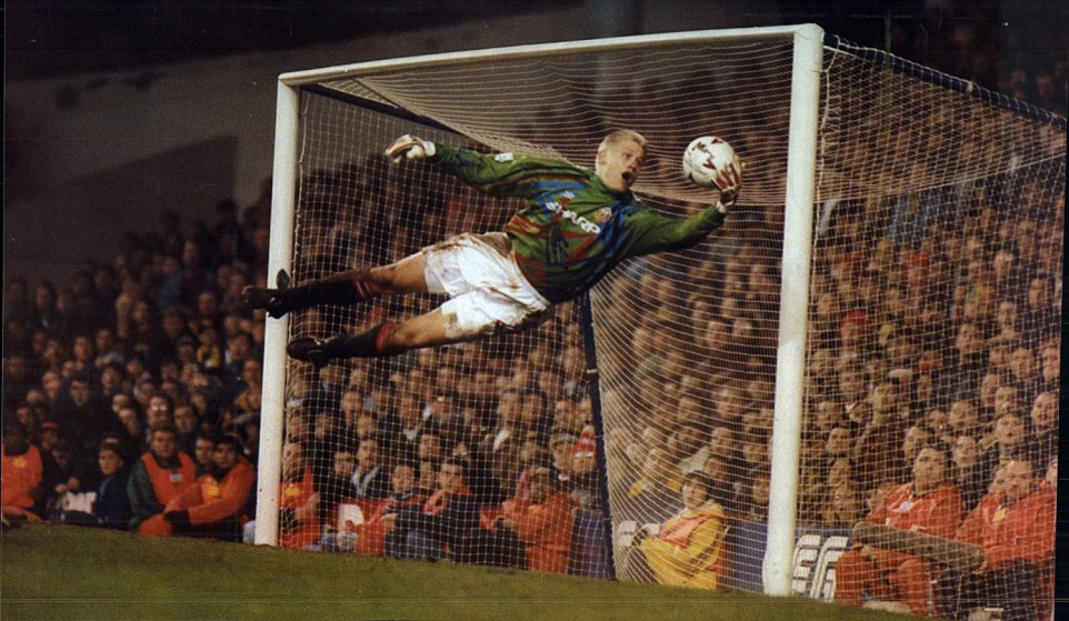 Người hùng của MU ở thập niên 90 - Peter Schmeichel.