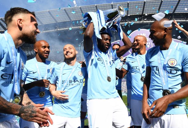 Yaya Toure nâng cao chức vô địch Premier League cùng Man City.