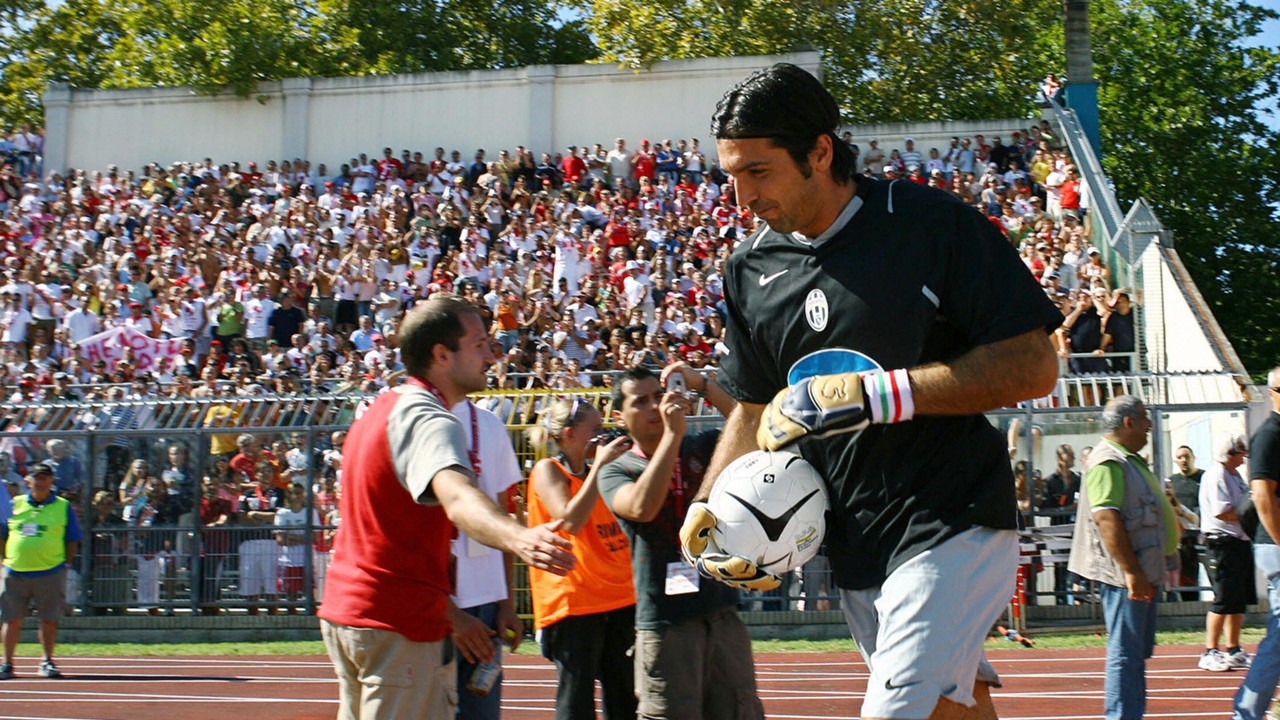 Buffon đã cùng Juve trải qua những tháng ngày đau đớn tại Serie B trước khi quay lại và làm bá chủ Serie A.
