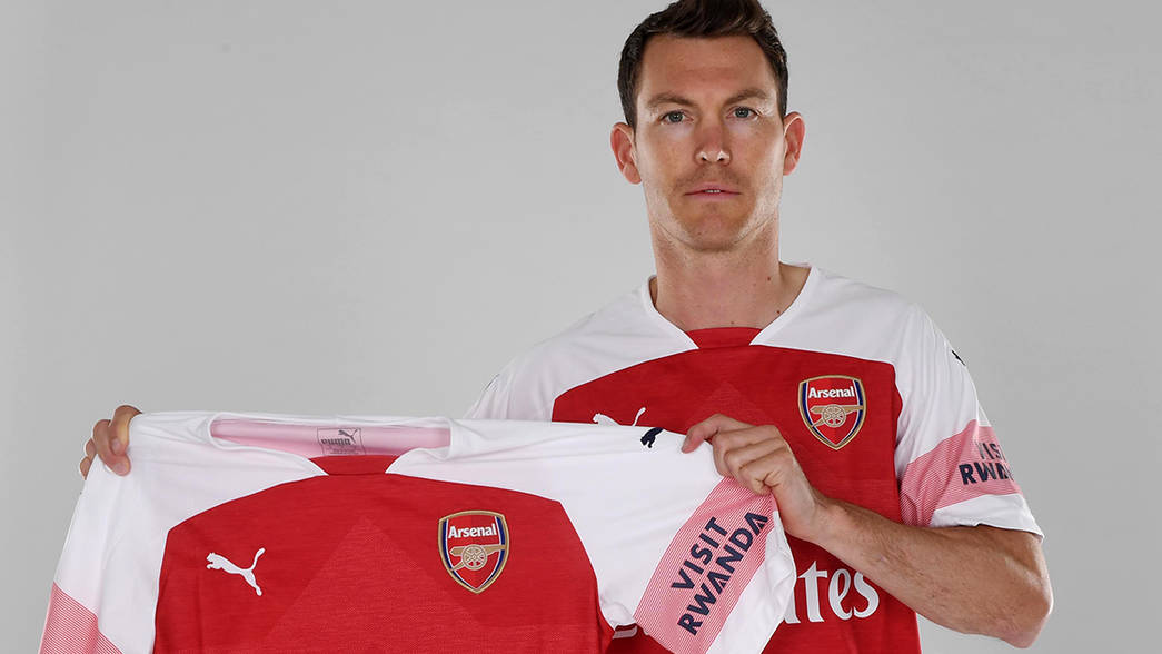 Stephan Lichsteiner trong buổi ký kết hợp đồng mới đây với Arsenal.