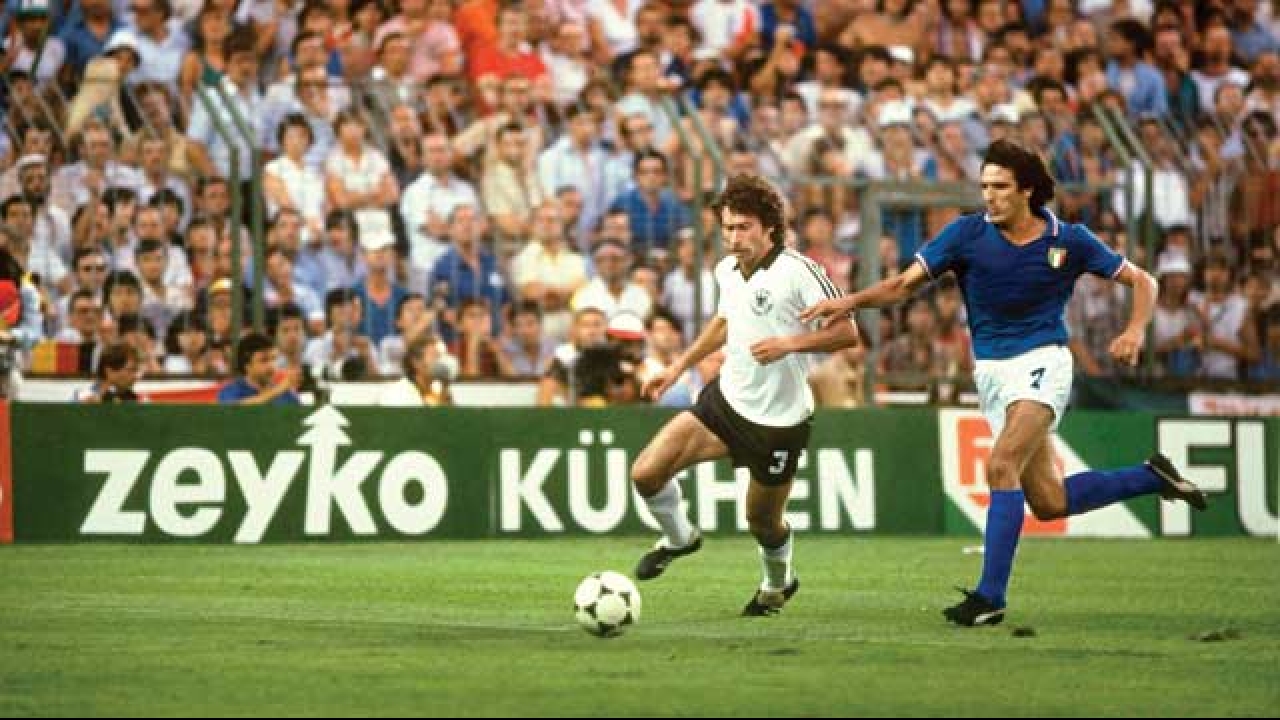 Paul Breitner trong trận chung kết với Italia.